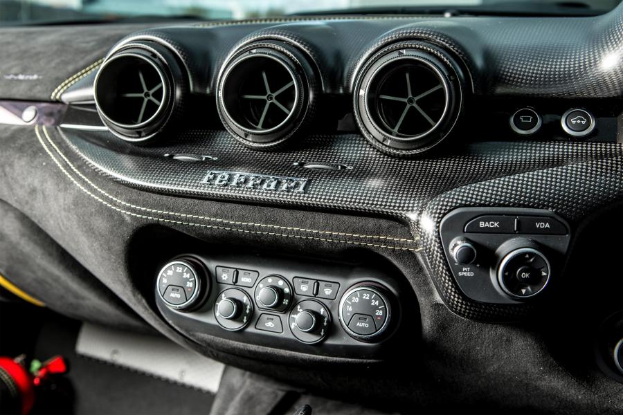 Детали интерьера Ferrari F12tdf Tailor Made 2016 года  (UK) (фото 35 из 40)